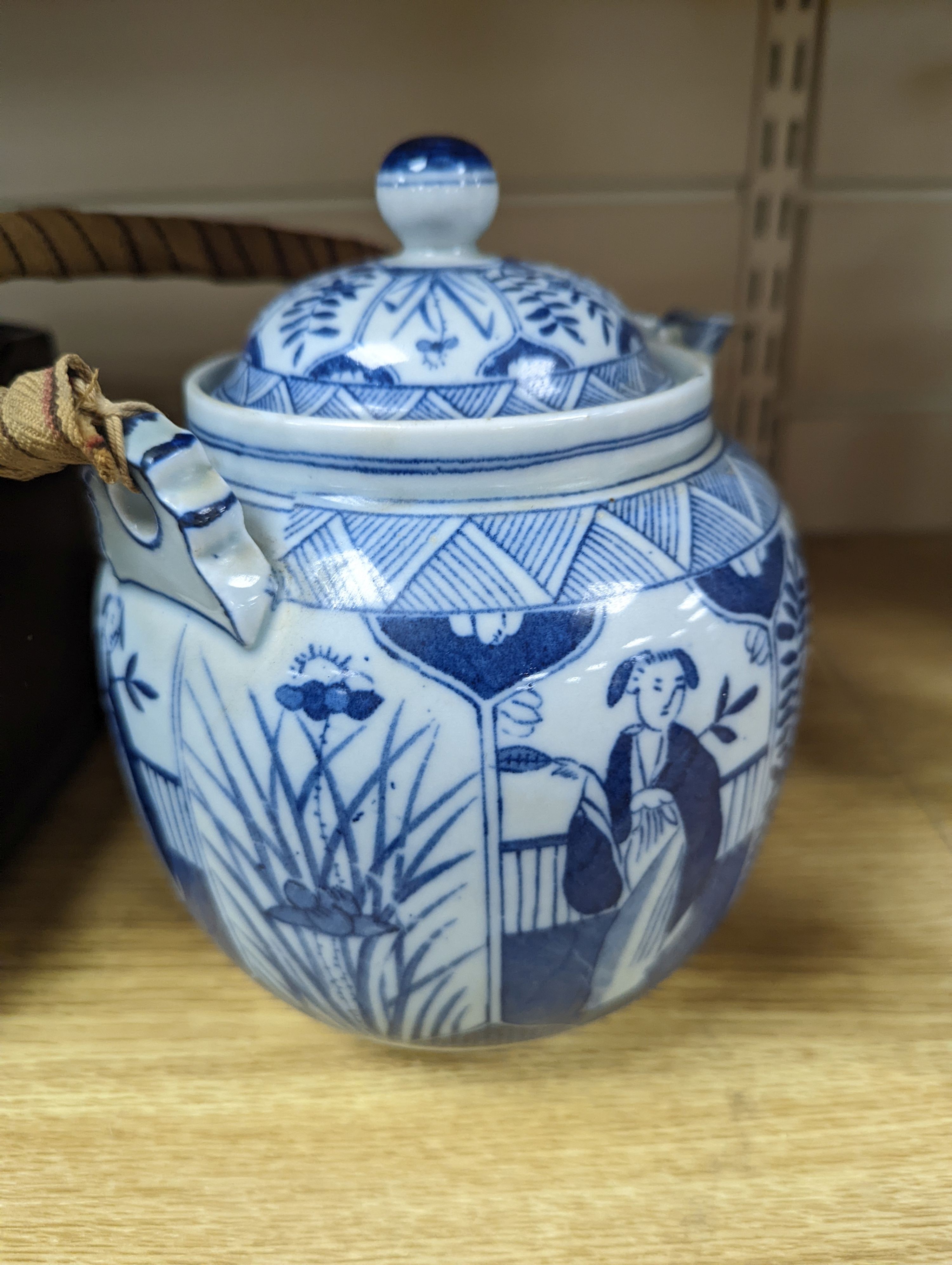 A Chinese blue and white small vase and teapot 19cm